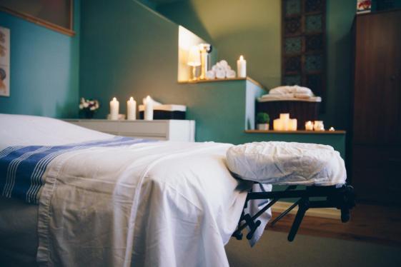 spa-massage-table-room_925x